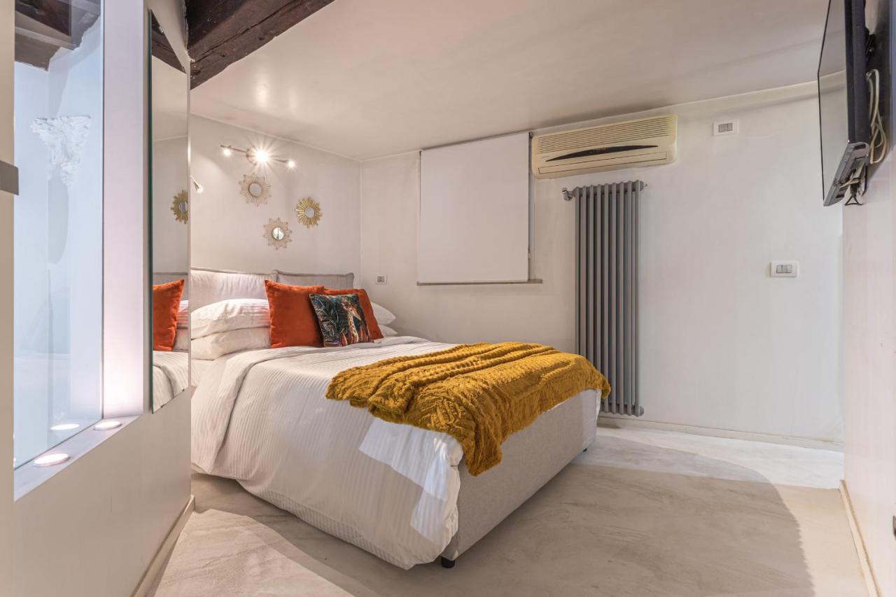 Lucrezia - Close To Piazza Navona * Rom
